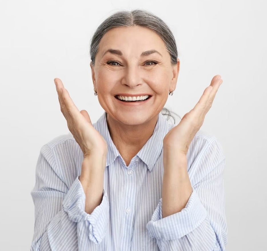 Imagem de senhora sorrindo e feliz